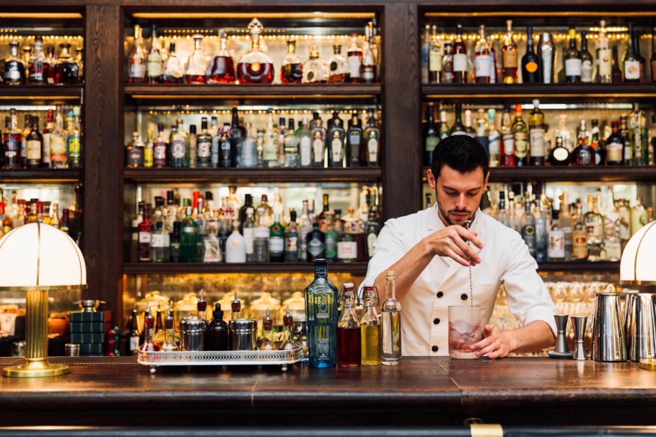 찬서리 코트 호텔, 런던 외부 사진 A bartender at work