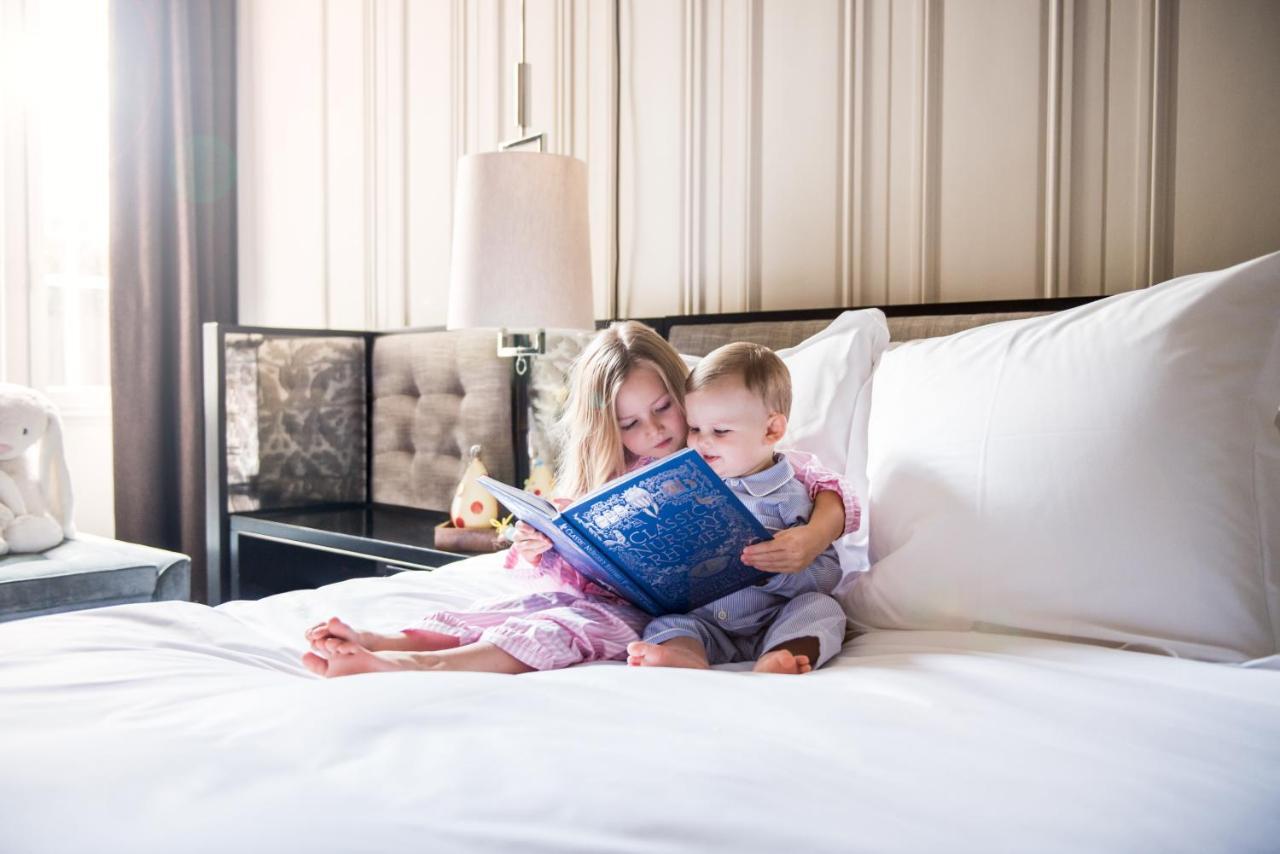 찬서리 코트 호텔, 런던 외부 사진 Mother and child reading together