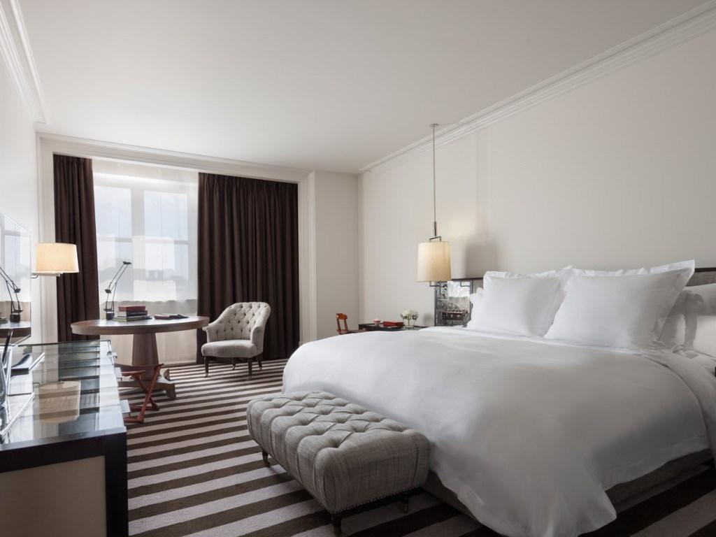 찬서리 코트 호텔, 런던 외부 사진 A bedroom at the Four Seasons Hotel