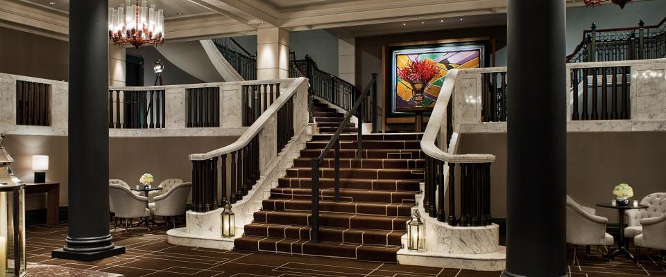 찬서리 코트 호텔, 런던 외부 사진 The staircase in the lobby