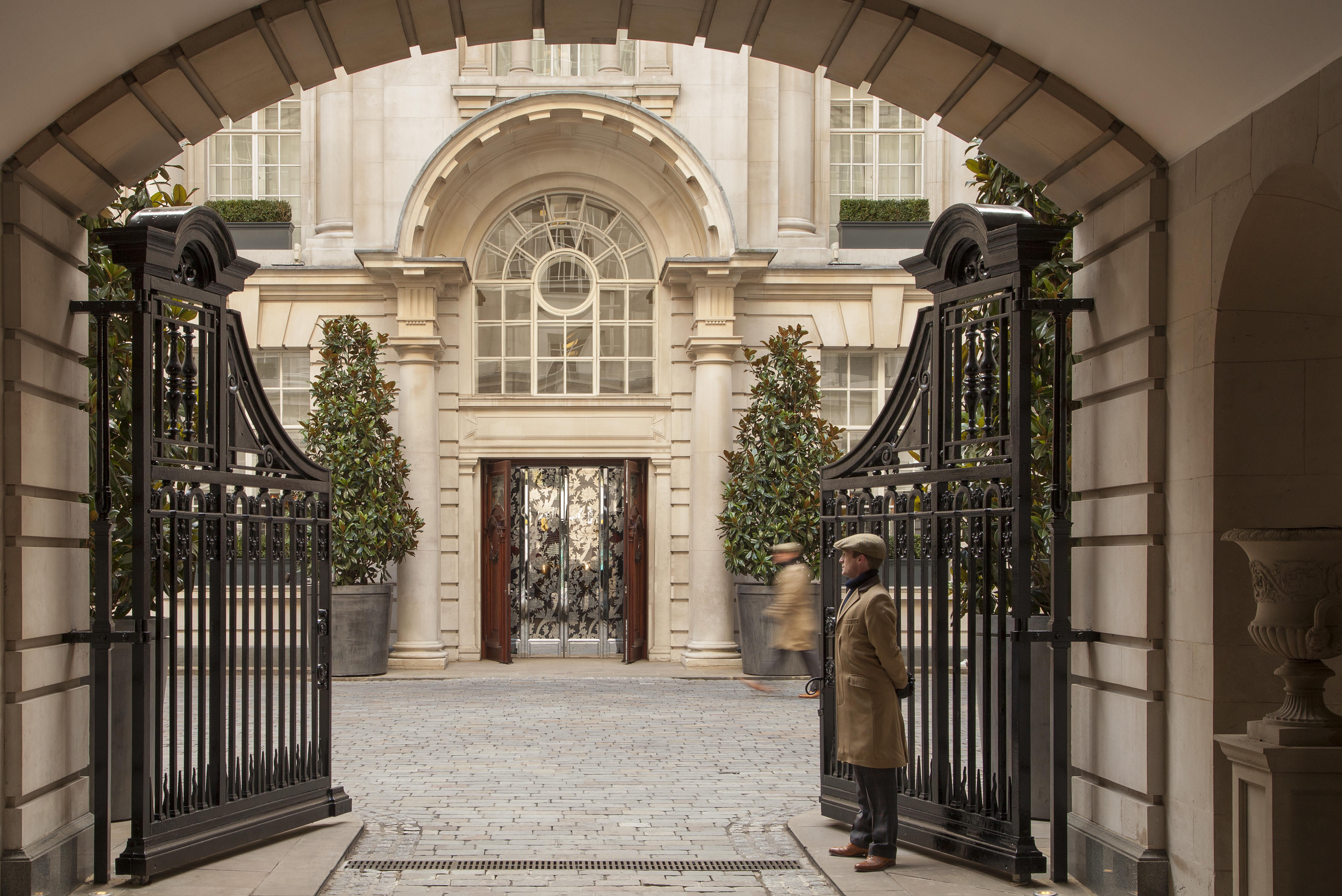 찬서리 코트 호텔, 런던 외부 사진 Entrance to the hotel